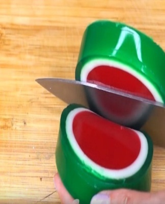 To start, take 3 heaping tablespoons of gelatin and mix with a glass of water.