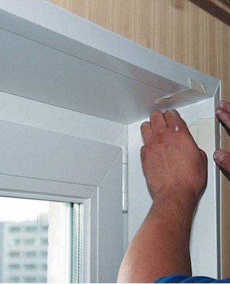 Spatulas of different thicknesses are needed for applying solutions, leveling surfaces.