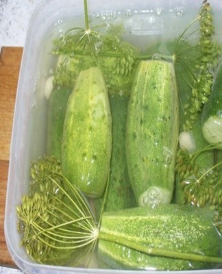People who want to quickly prepare cucumber snacks prepare them on the basis of mineral water.