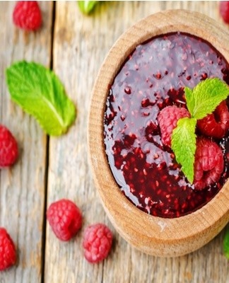 Pour the resulting composition into jars, roll up and store in the refrigerator.