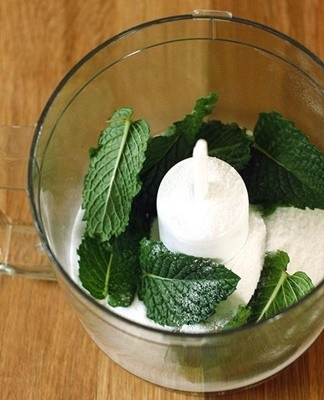 peppermint sugar can be added to sauces and dressings, sprinkled on berries and yogurts.