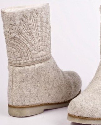 It is strictly forbidden to wash classic felt boots in an automatic washing machine.