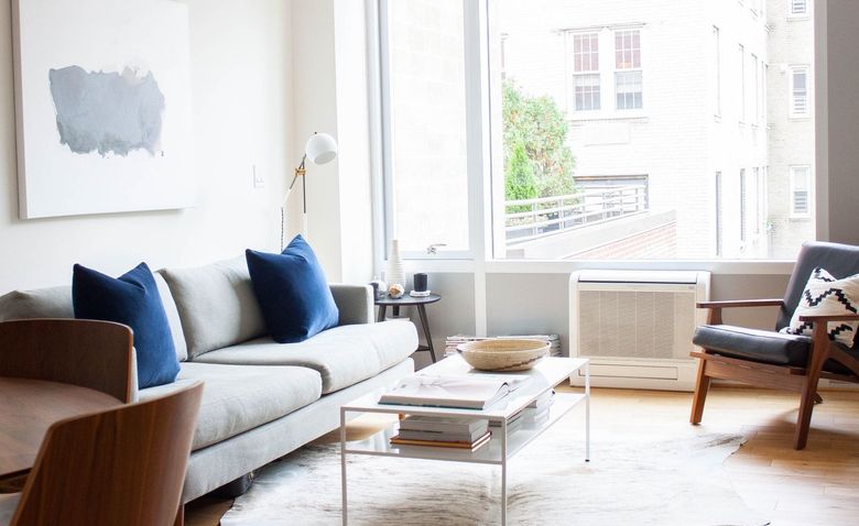 The decorative details of the living room are selected taking into account the functional features.