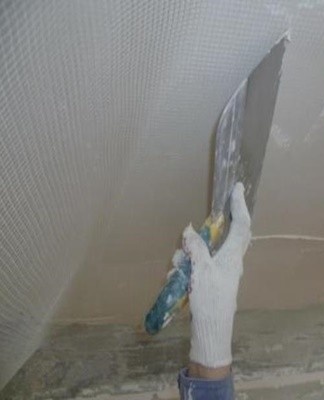 Do-it-yourself rules for applying plaster to the ceiling and varieties of compositions