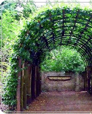 The lattice arch, interwoven with greenery, turns the entrance into another decoration.