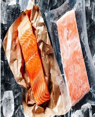 It is better not to use polyethylene for transportation without ice, since the fish in it, smoking, quickly deteriorates.