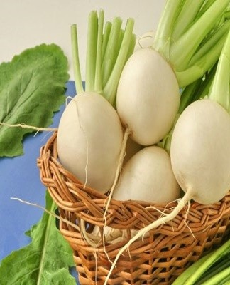 To begin with, the fruits must be washed and peeled.