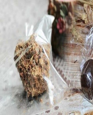 The pieces of propolis can be packaged in plastic bags.