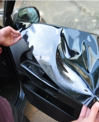 To glue the film to the side windows, a number of sequential steps should be performed.