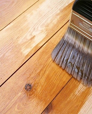 Volumetric, narrow parts, railings are better to be primed with a brush, and wide parts of the steps - with a roller.