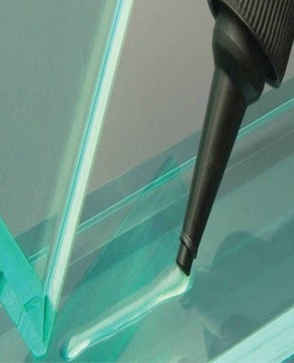 To achieve a solid fixation, the prepared elements are laid out on the table and begin to work.