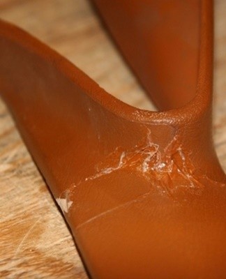 Plastic and plastic products are not easy to glue, as they can weigh a lot.