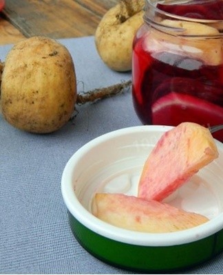 To prepare this preparation, it is worth taking 1 kilogram of turnips, 500 grams of coarse salt, 200 grams of caraway seeds and 5 cabbage leaves.