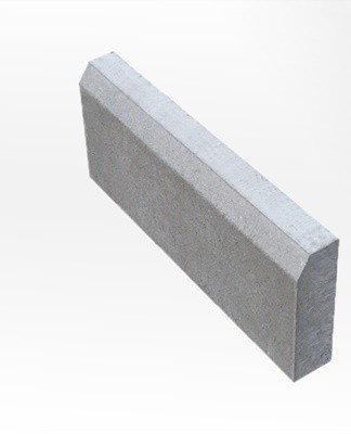 Limestone garden paths are most often made without curbs.