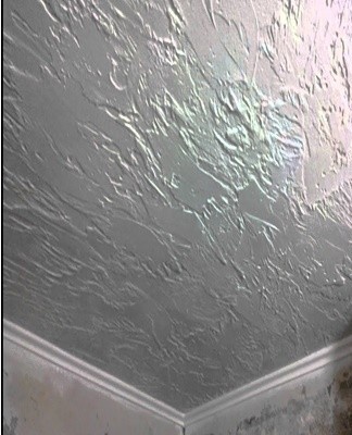 The textured plaster looks very impressive.