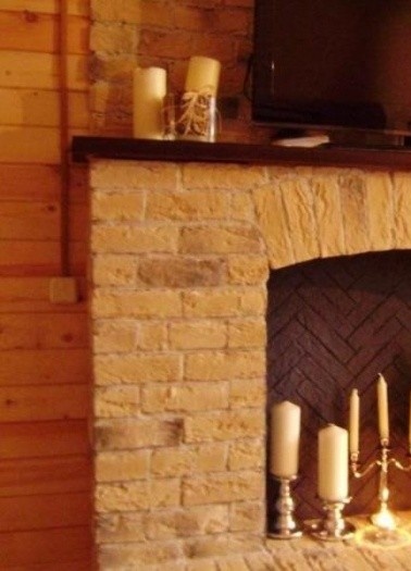 Arrangement and decoration of a fake fireplace