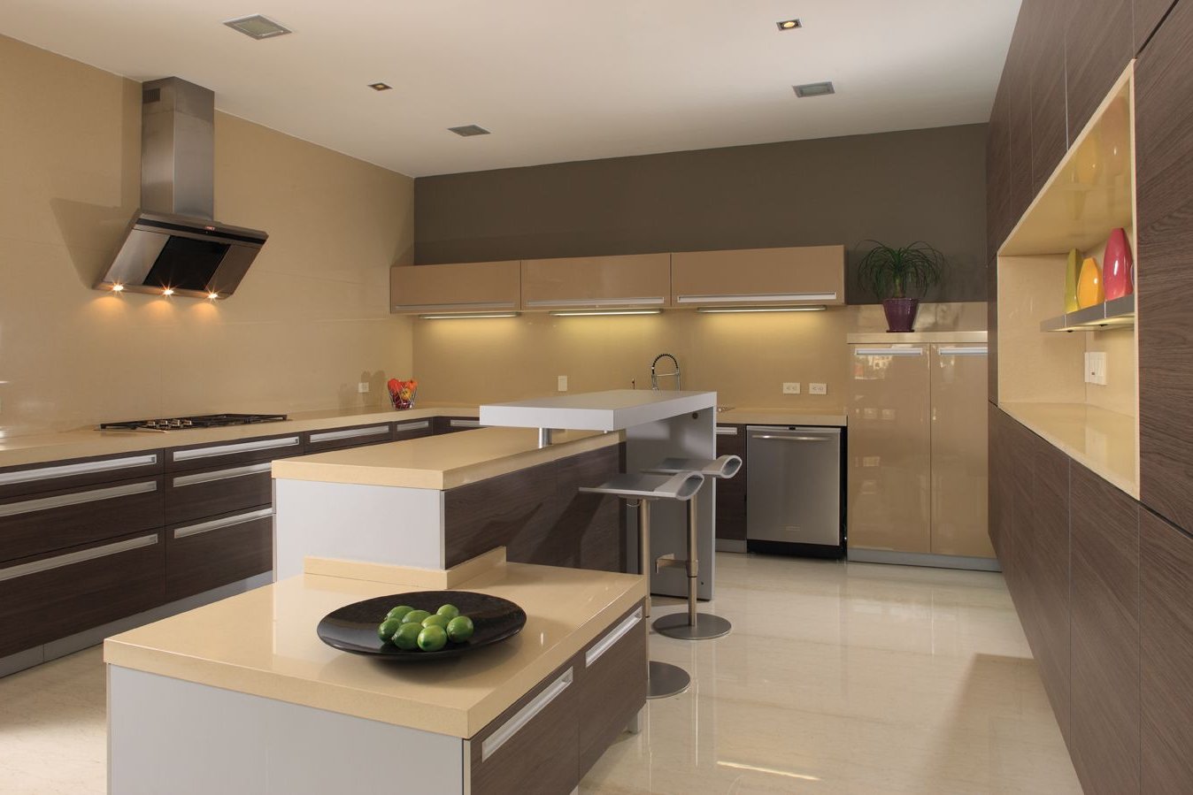 Many people think that beige is not suitable for the design of an ultra-modern kitchen.