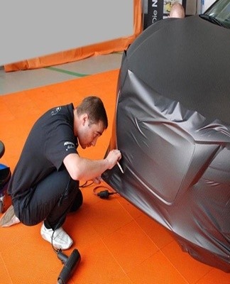 To glue the material dry, it is applied to the surface of the body.