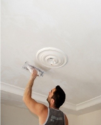 In case of strong falls from the ceiling, it must be leveled.