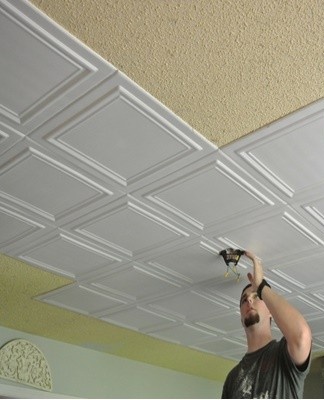 The central row is glued in such a way that one of the perpendiculars "divides" the tiles in half