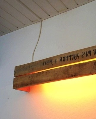 In particular, the pallet rack can be suspended by fixing several lamps between the boards.