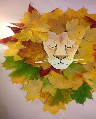 To begin with, it is worth depicting the head of a lion on yellow paper.