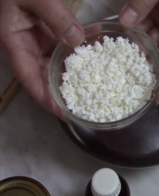 The grains can be stuck together, but are easily separated by hand.