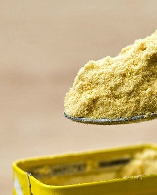 It should be borne in mind that the substance is able to scratch wood and varnished surfaces.