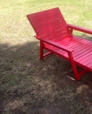 At the end of the assembly, the finished deck chair must be painted.