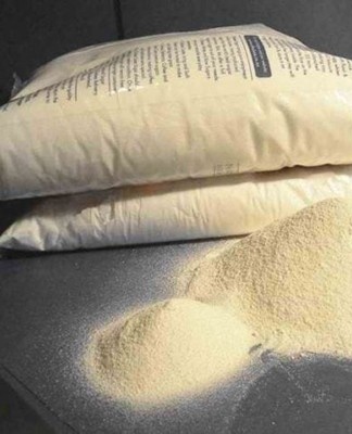 Adding kerosene to powdered casein glue prevents dusting and delamination into separate components during transportation.