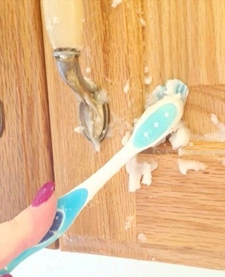 To get rid of greasy stains, you need to use a composition based on soda and vegetable oil.