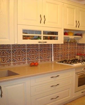The kitchen looks romantic in a warm and elegant shade.