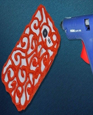 Step-by-step instructions on how to make a phone case out of hot melt glue with your own hands