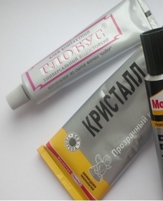 Several types of glues are suitable for the restoration of silicone products.