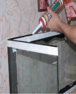Than at home it is better to glue the glass aquarium, rules and means of repair