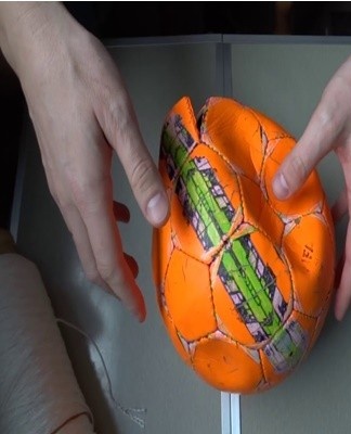 If the chamber is damaged, the ball should be cut off at the inflation hole.