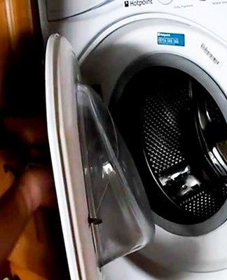 All hatches are plastic and the hinge to fix it is metal.