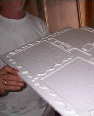 To connect the tile to a flat surface, lubricate the corners and center of the panel.