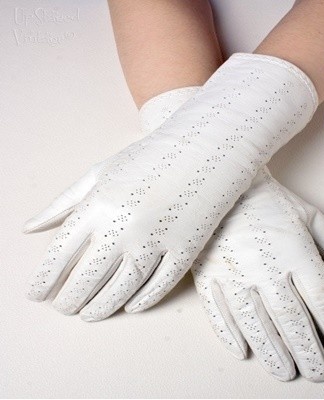 The discolored surface of genuine leather is refreshed with egg white.