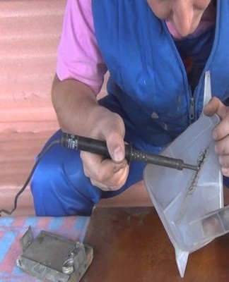 During the procedure, it is recommended to carefully melt the plastic directly into the crack.