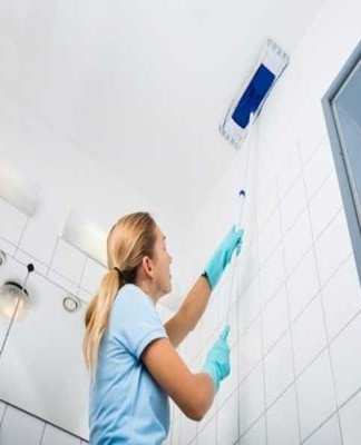 Before washing the ceiling, all the necessary tools and protective equipment should be prepared.