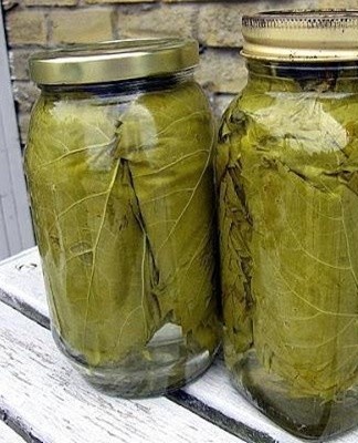 Pour grape rolls with boiling water, leave for 10 minutes.