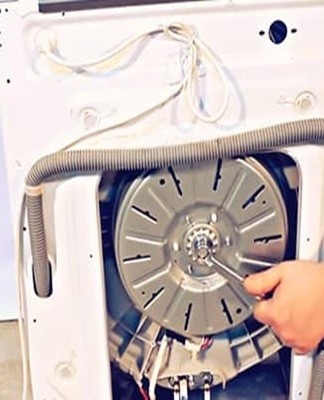 The hoses connected to the cuff can be disconnected with a flat screwdriver.