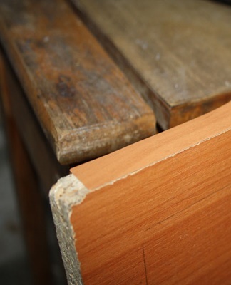 The structure of the chipboard is loose, it is sawdust and shavings mixed with glue and pressed.