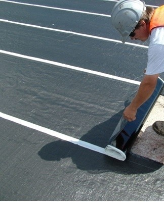 Before installing the final coat, get rid of accumulated air bubbles.