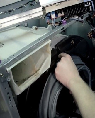 To remove the tank, it is recommended to remove the side springs that secure this structural element.