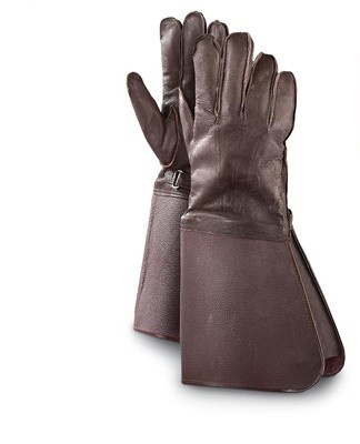After cleaning and washing, leather gloves should be properly dried.
