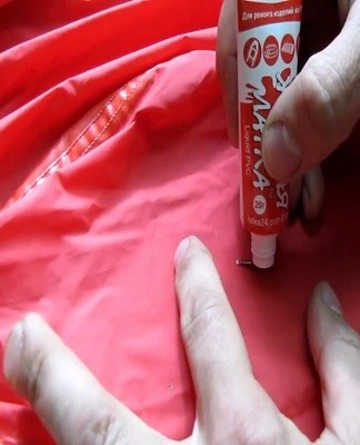 Latex rubber cement contains casein, which gives it extra elasticity and water resistance.