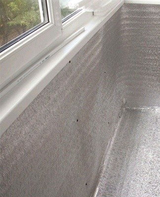 Cracks on the concrete surface should be putty.