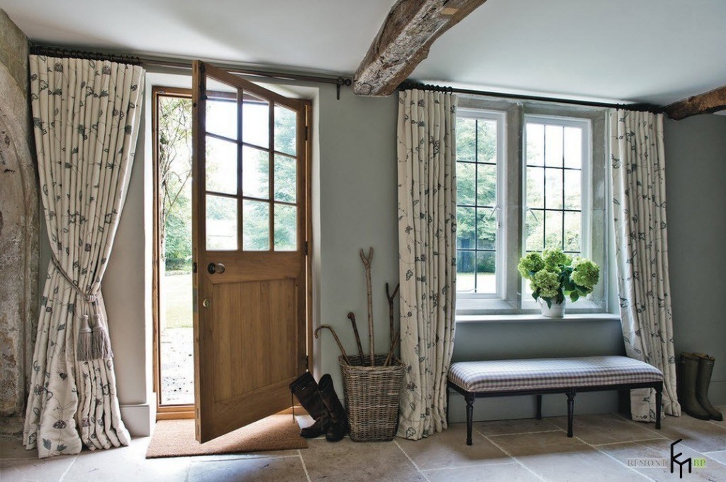 In a square hallway, the surfaces must be completely changed to create the illusion of expanding the space.